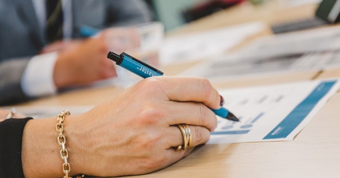 En person der gennemgår en test fra Master Danmark med en kuglepen i hånden